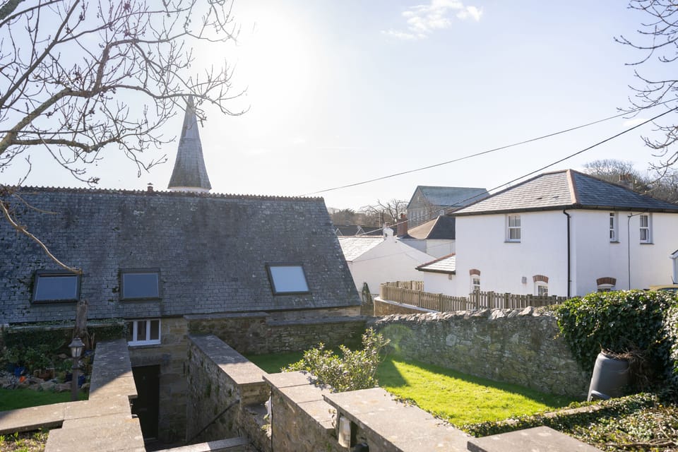 3 The Old School House, Outside: Communal gardens