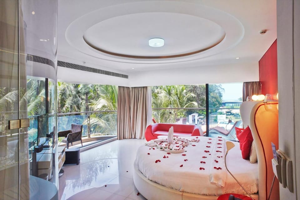 Panoramic Suite | Minibar, in-room safe, soundproofing, iron/ironing board