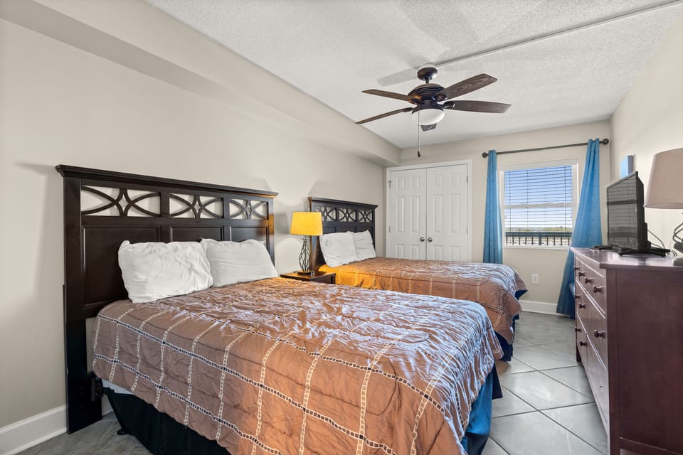 There's plenty of room for the entire family & friends in this 3 bedroom unit.