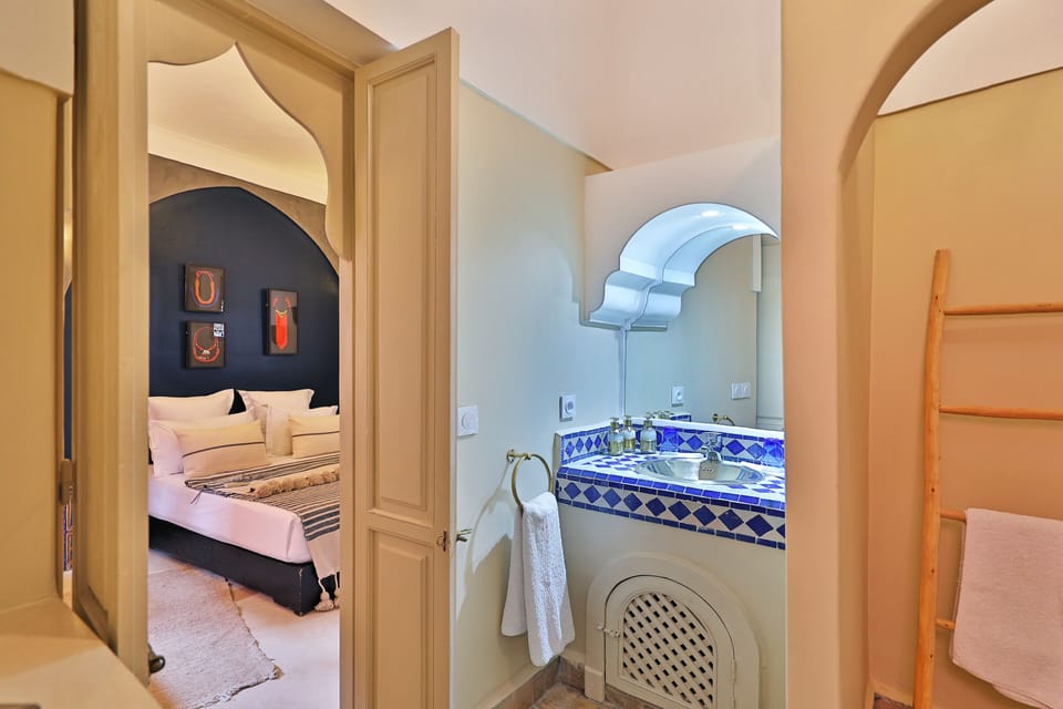 Superior Room (Turquoise) | Bathroom | Shower, free toiletries, hair dryer, towels