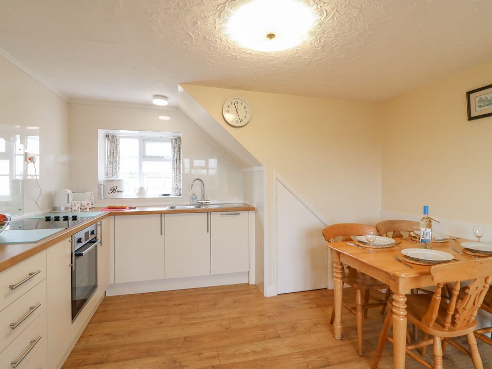 Cottage | Private kitchen | Stovetop, dishwasher, cookware/dishes/utensils