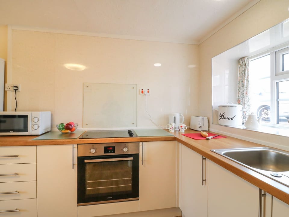 Cottage | Private kitchen | Stovetop, dishwasher, cookware/dishes/utensils