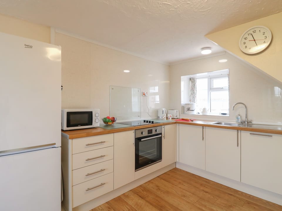 Cottage | Private kitchen | Stovetop, dishwasher, cookware/dishes/utensils