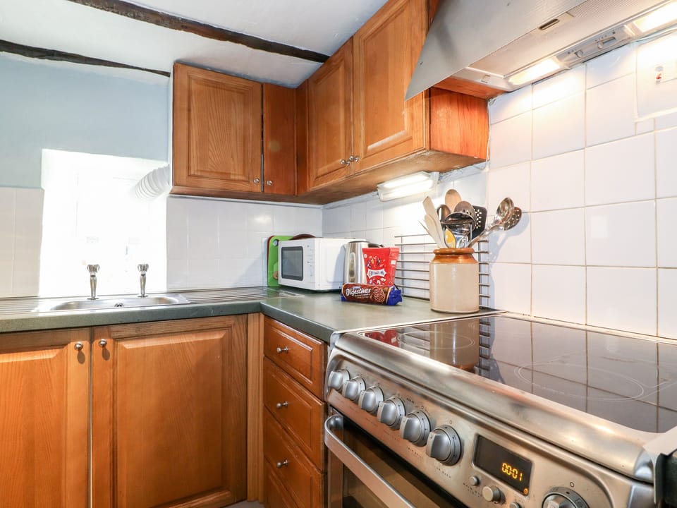 Cottage | Private kitchen | Microwave, stovetop, dishwasher, electric kettle