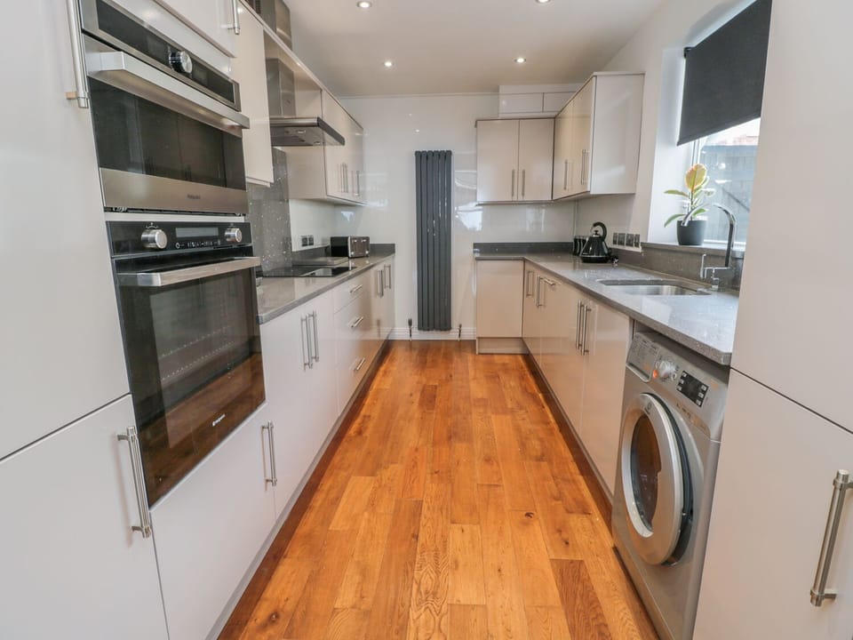 Cottage | Private kitchen | Stovetop, dishwasher, highchair, cookware/dishes/utensils