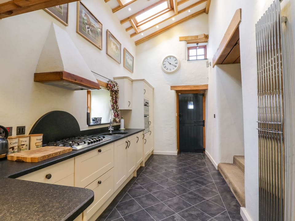 Cottage | Private kitchen | Microwave, stovetop, dishwasher, highchair