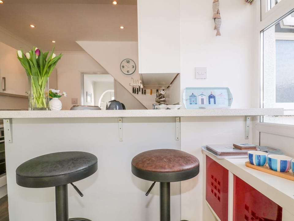 Cottage | Private kitchen | Microwave, stovetop, dishwasher, cookware/dishes/utensils