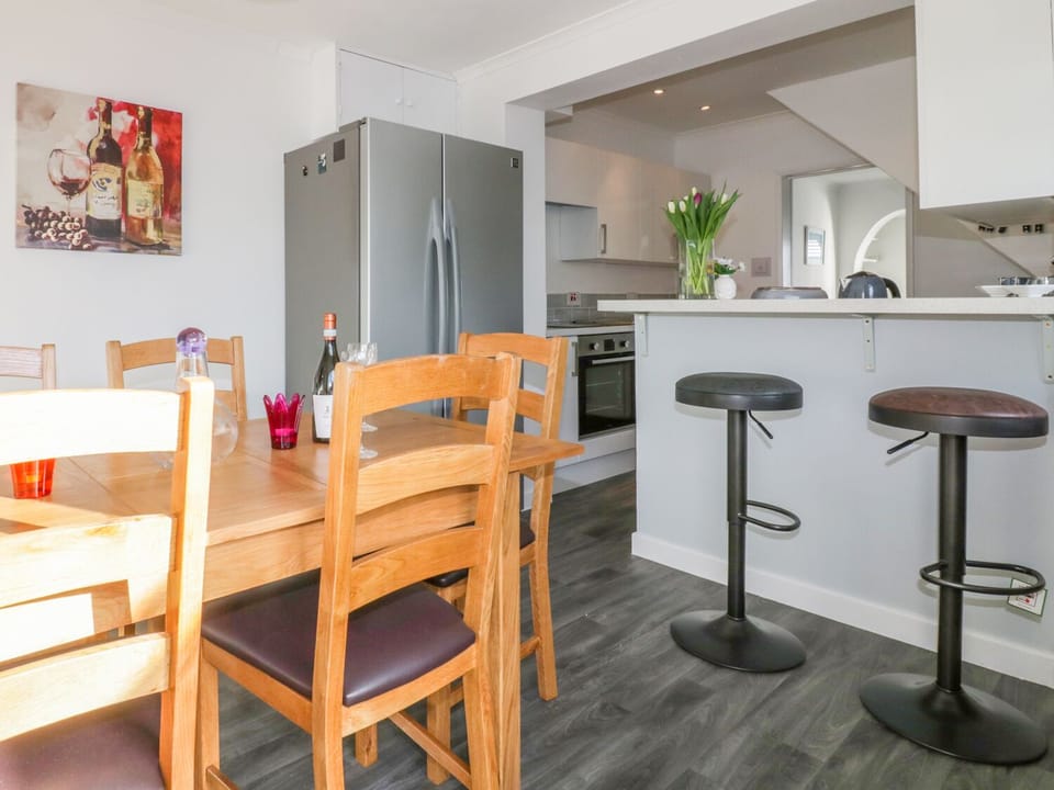 Cottage | Private kitchen | Microwave, stovetop, dishwasher, cookware/dishes/utensils