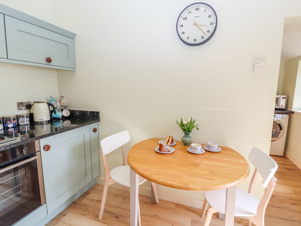 Cottage | Private kitchen | Fridge, microwave, stovetop, dishwasher