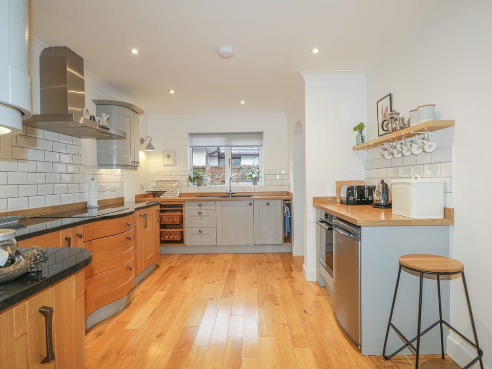 Cottage | Private kitchen | Fridge, microwave, stovetop, dishwasher