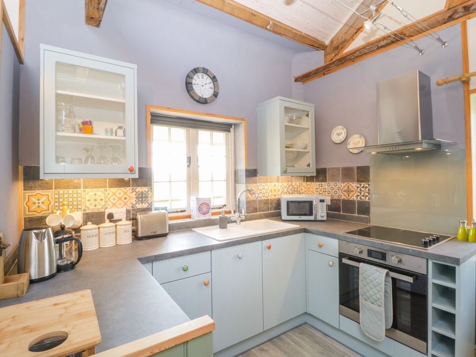 Cottage | Private kitchen | Microwave, stovetop, dishwasher, cookware/dishes/utensils