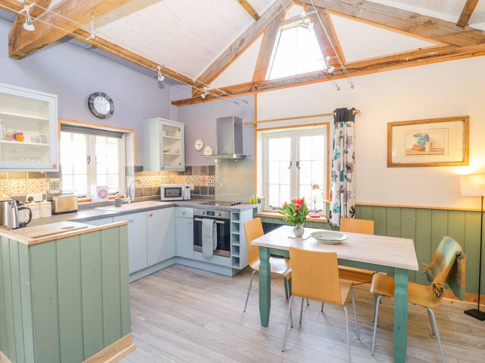 Cottage | Private kitchen | Microwave, stovetop, dishwasher, cookware/dishes/utensils