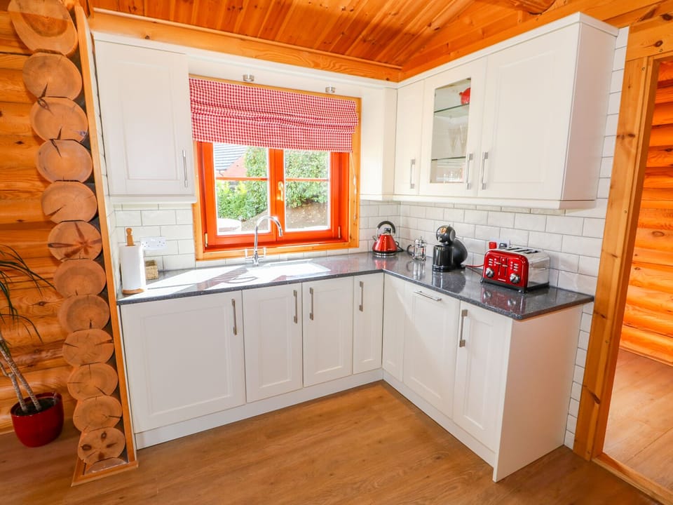 Cottage | Private kitchen | Fridge, microwave, stovetop, dishwasher