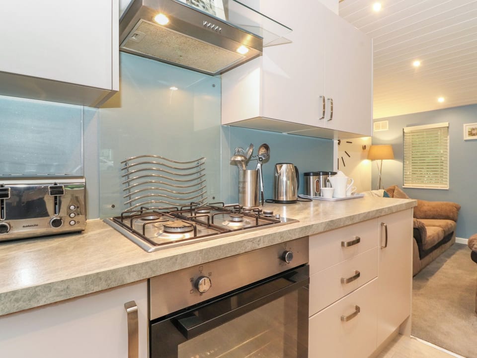 Cottage | Private kitchen | Dishwasher, cookware/dishes/utensils