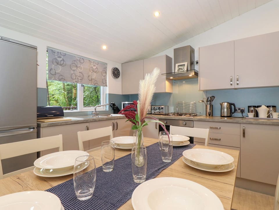 Cottage | Private kitchen | Dishwasher, cookware/dishes/utensils
