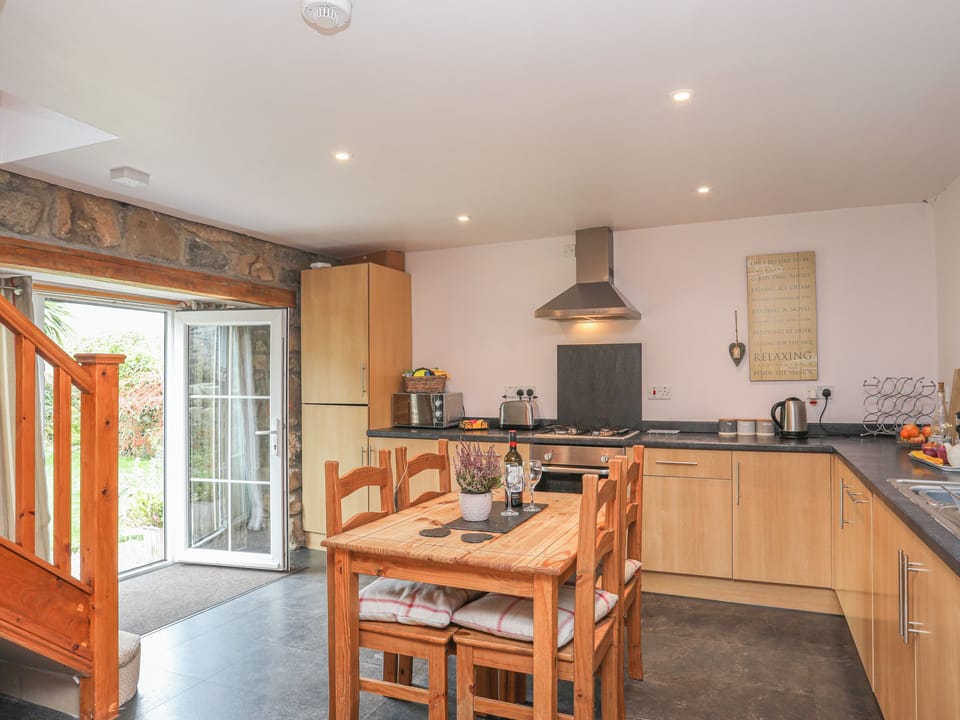 Cottage | Private kitchen | Dishwasher, highchair, cookware/dishes/utensils