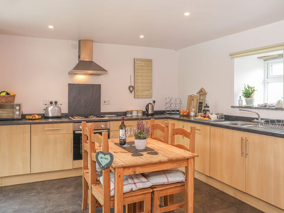 Cottage | Private kitchen | Dishwasher, highchair, cookware/dishes/utensils