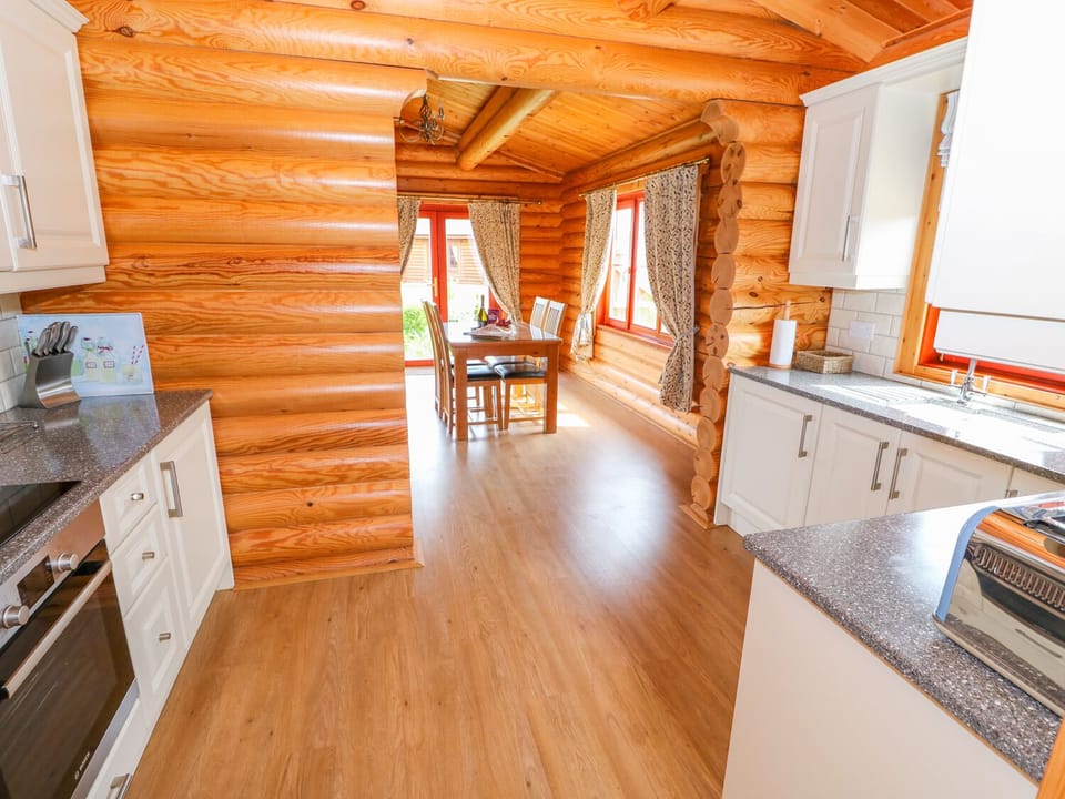 Cottage | Private kitchen | Fridge, microwave, stovetop, dishwasher