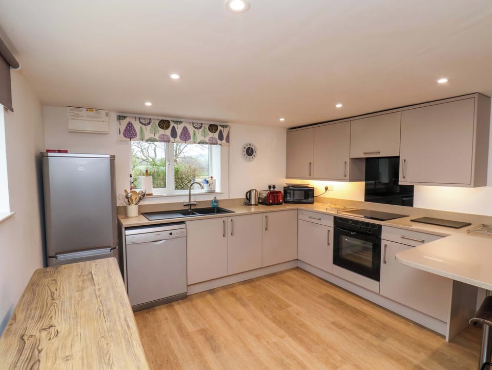 Cottage | Private kitchen | Fridge, microwave, dishwasher, highchair