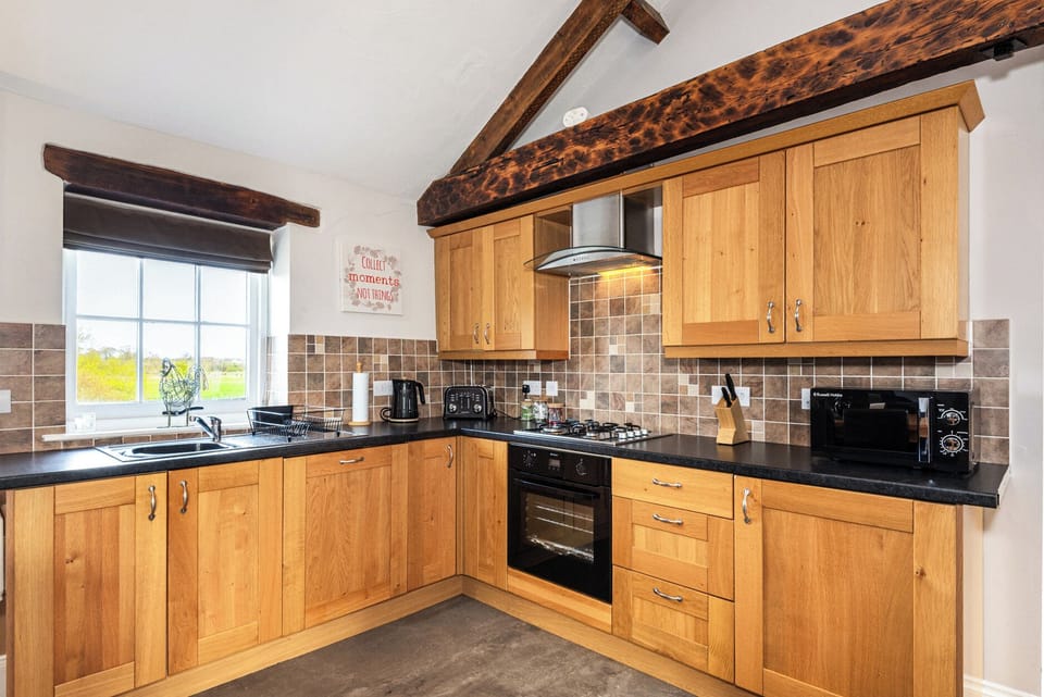 Cottage | Private kitchen | Stovetop, dishwasher, electric kettle, toaster