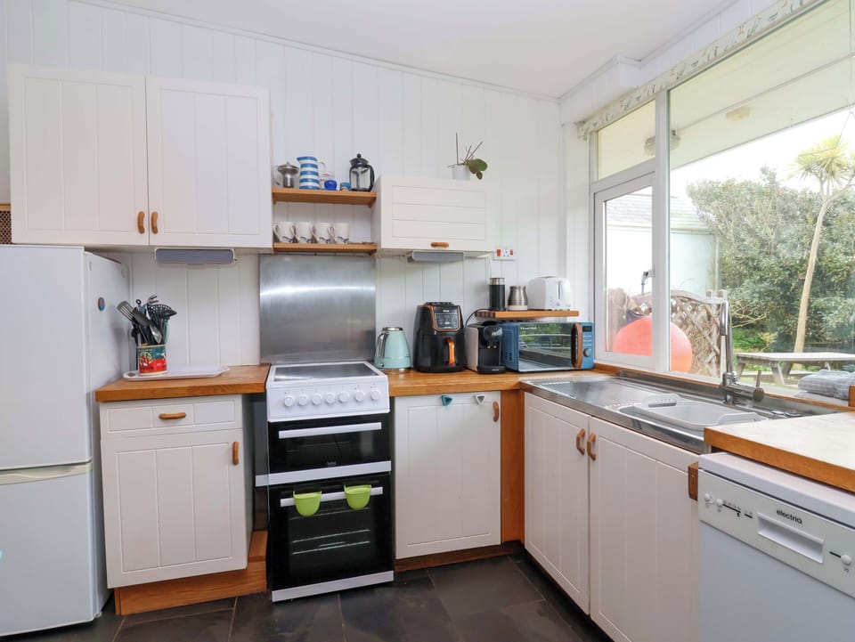 Cottage | Private kitchen | Microwave, stovetop, dishwasher, highchair