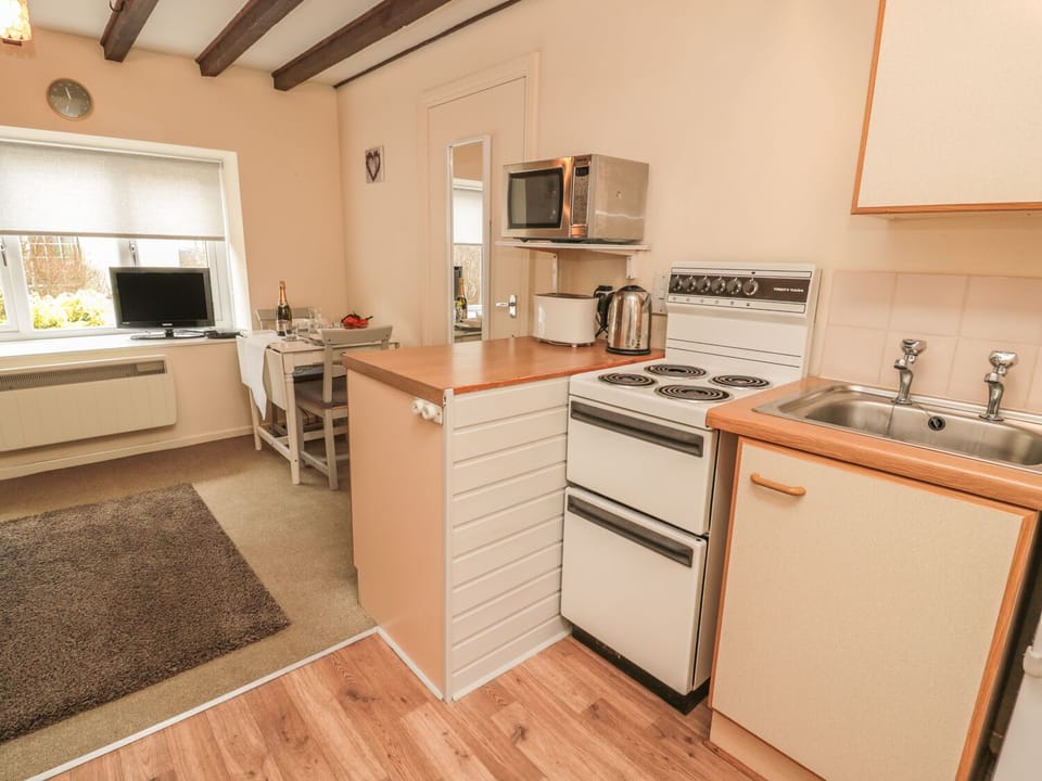 Cottage | Private kitchen | Electric kettle, cookware/dishes/utensils