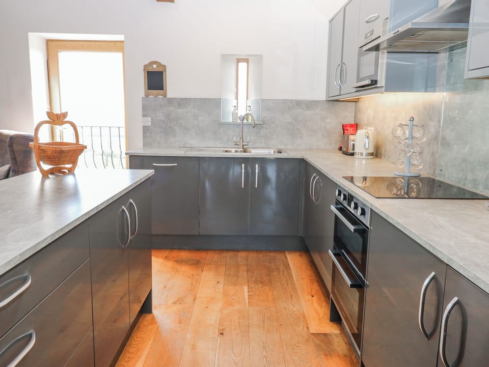Cottage | Private kitchen | Fridge, microwave, dishwasher, highchair