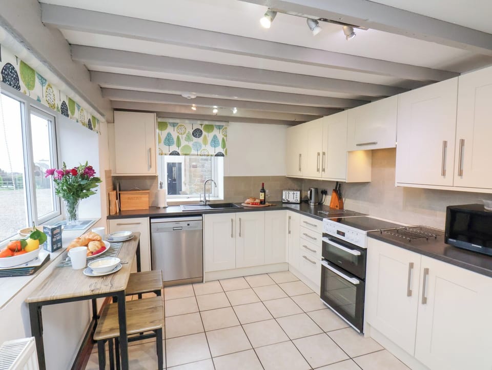 Cottage | Private kitchen | Fridge, microwave, dishwasher, highchair