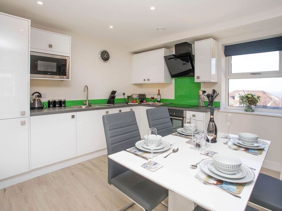 Cottage | Private kitchen | Dishwasher, cookware/dishes/utensils