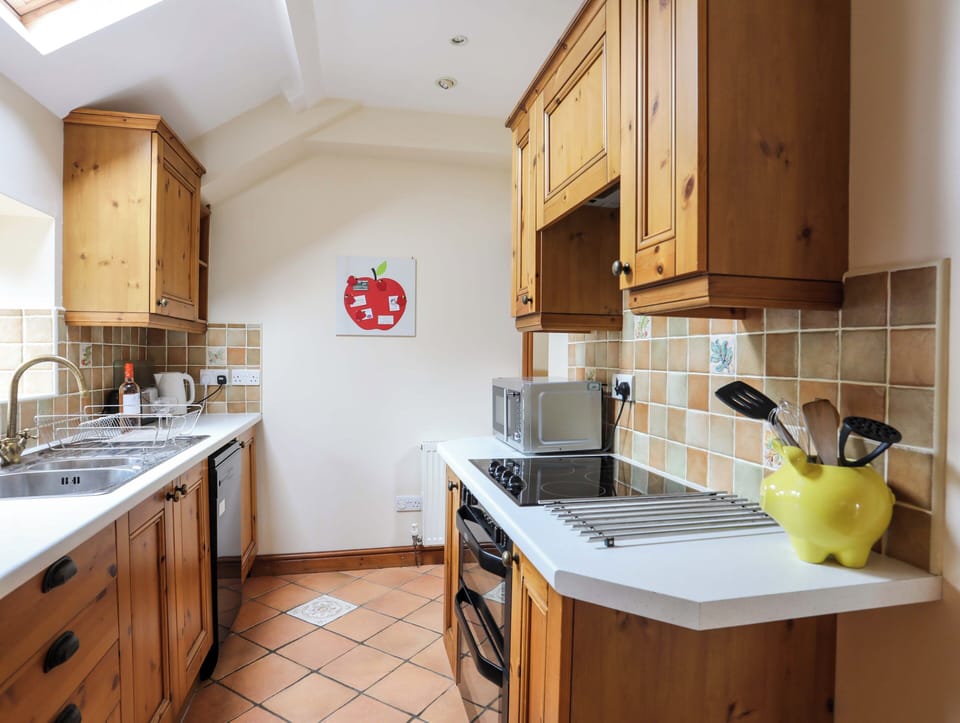Cottage | Private kitchen | Microwave, oven, stovetop, electric kettle