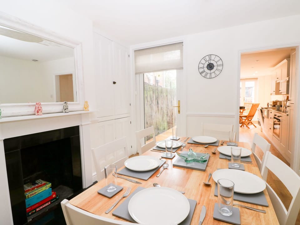 Cottage | Private kitchen | Oven, stovetop, electric kettle, toaster