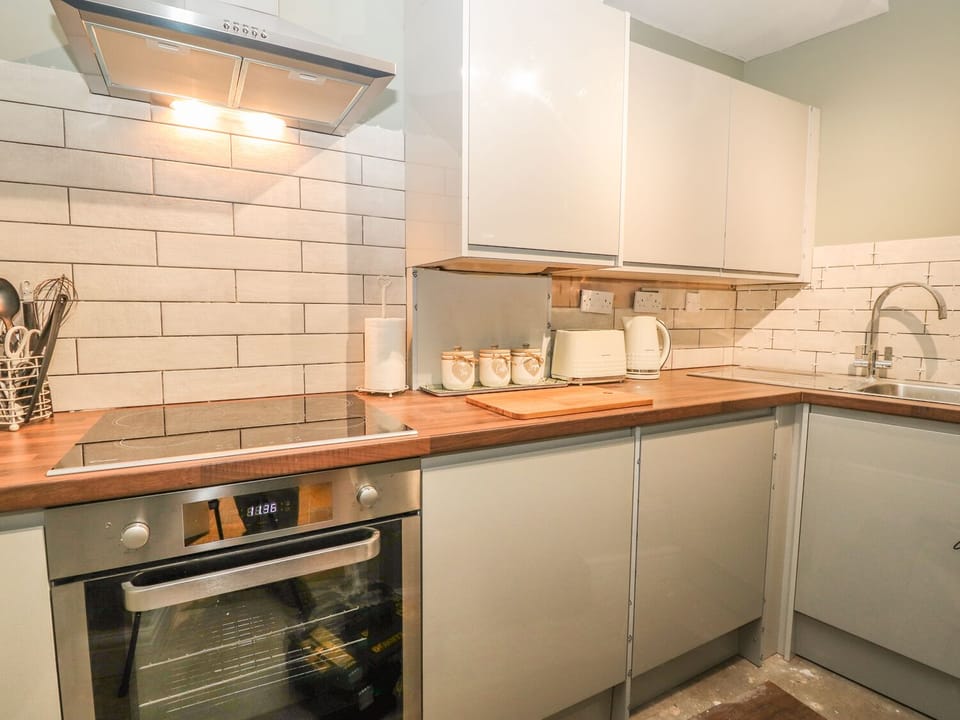 Cottage | Private kitchen | Stovetop, electric kettle, toaster, cookware/dishes/utensils