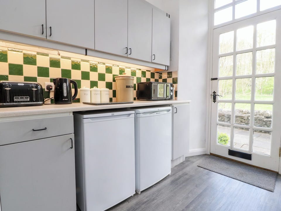 Cottage | Private kitchen | Dishwasher, cookware/dishes/utensils