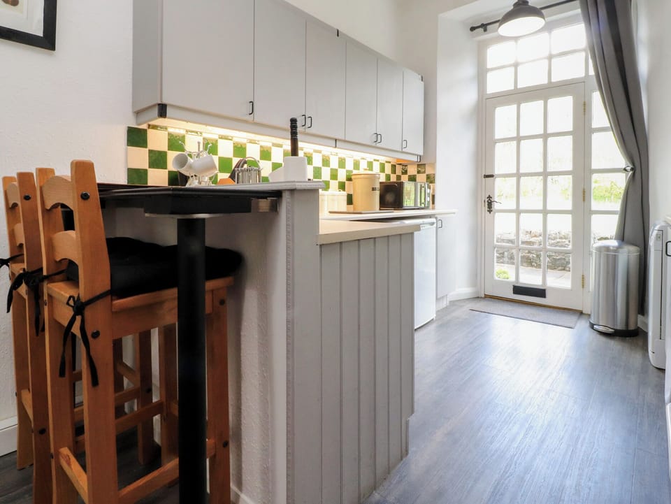 Cottage | Private kitchen | Dishwasher, cookware/dishes/utensils