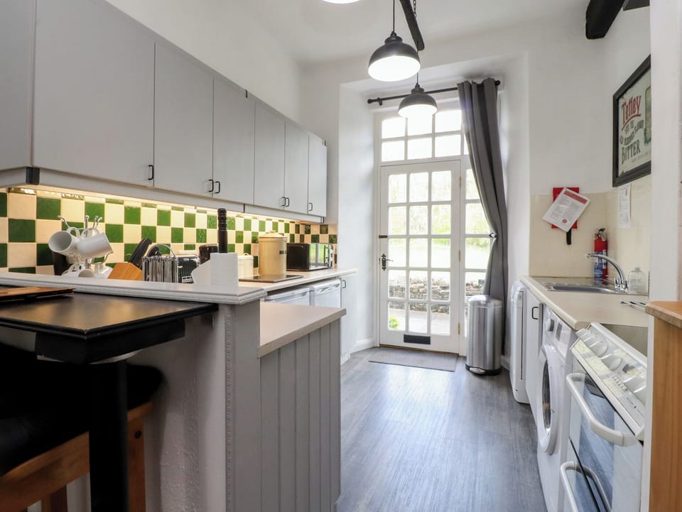 Cottage | Private kitchen | Dishwasher, cookware/dishes/utensils