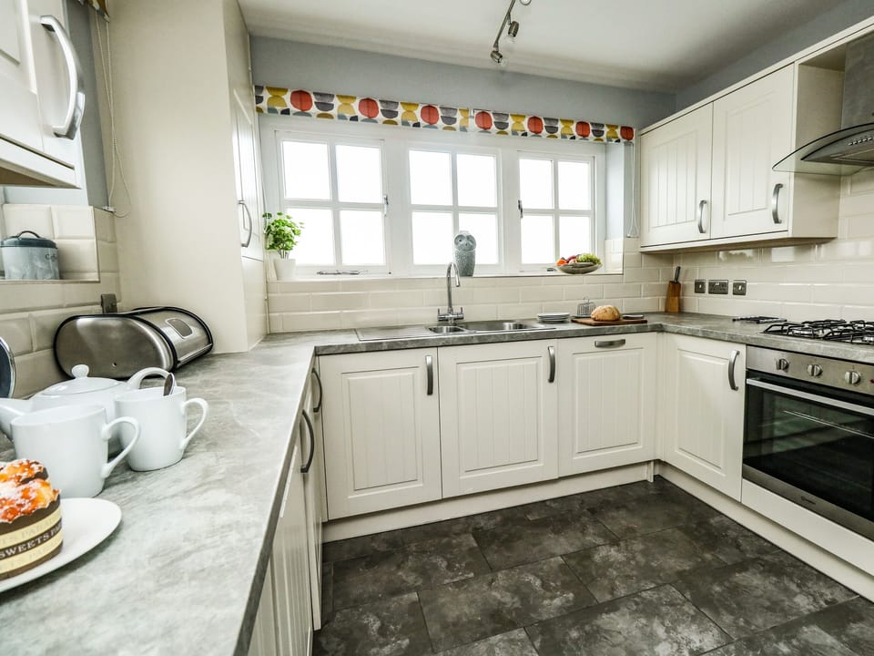 Cottage | Private kitchen | Dishwasher, cookware/dishes/utensils