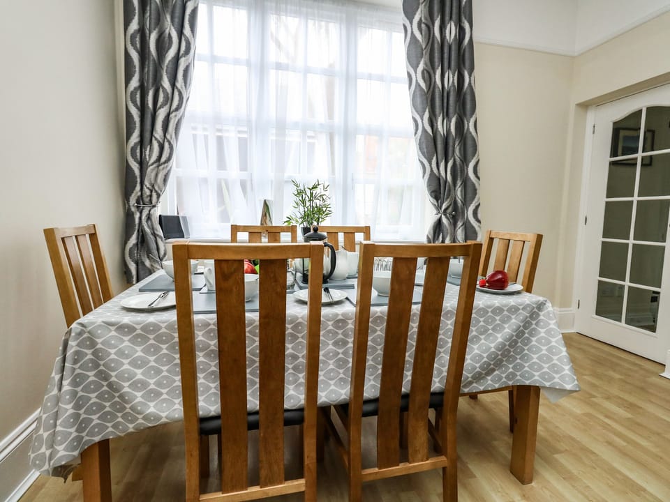 Cottage | Dining