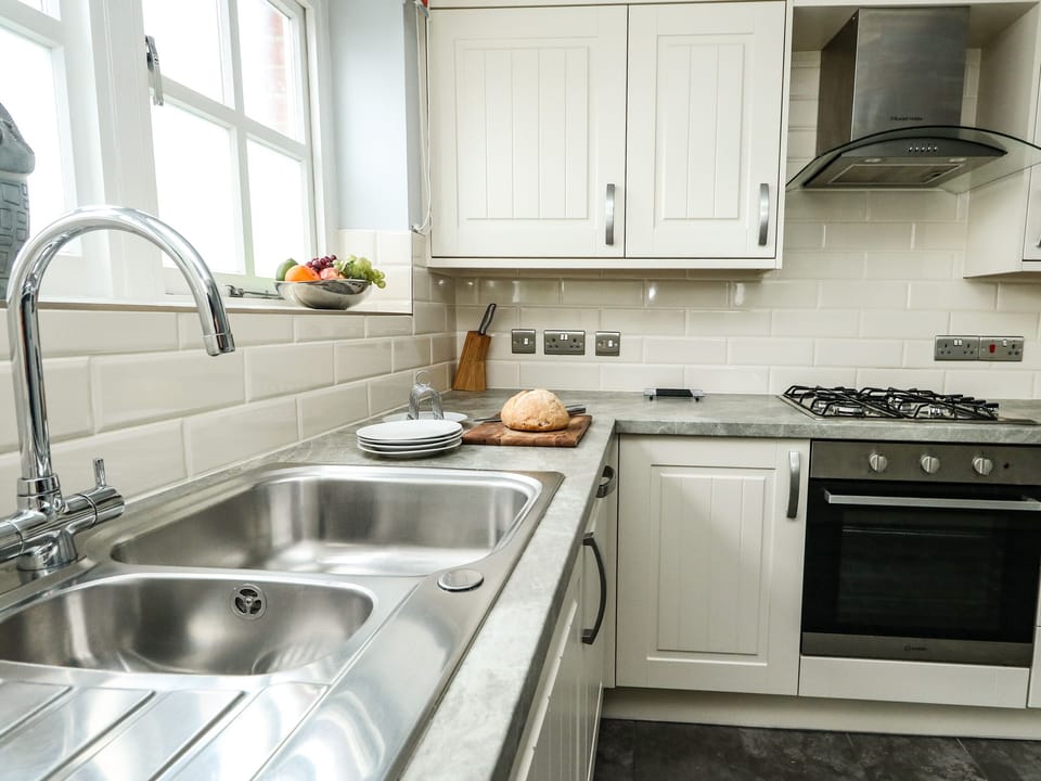 Cottage | Private kitchen | Dishwasher, cookware/dishes/utensils