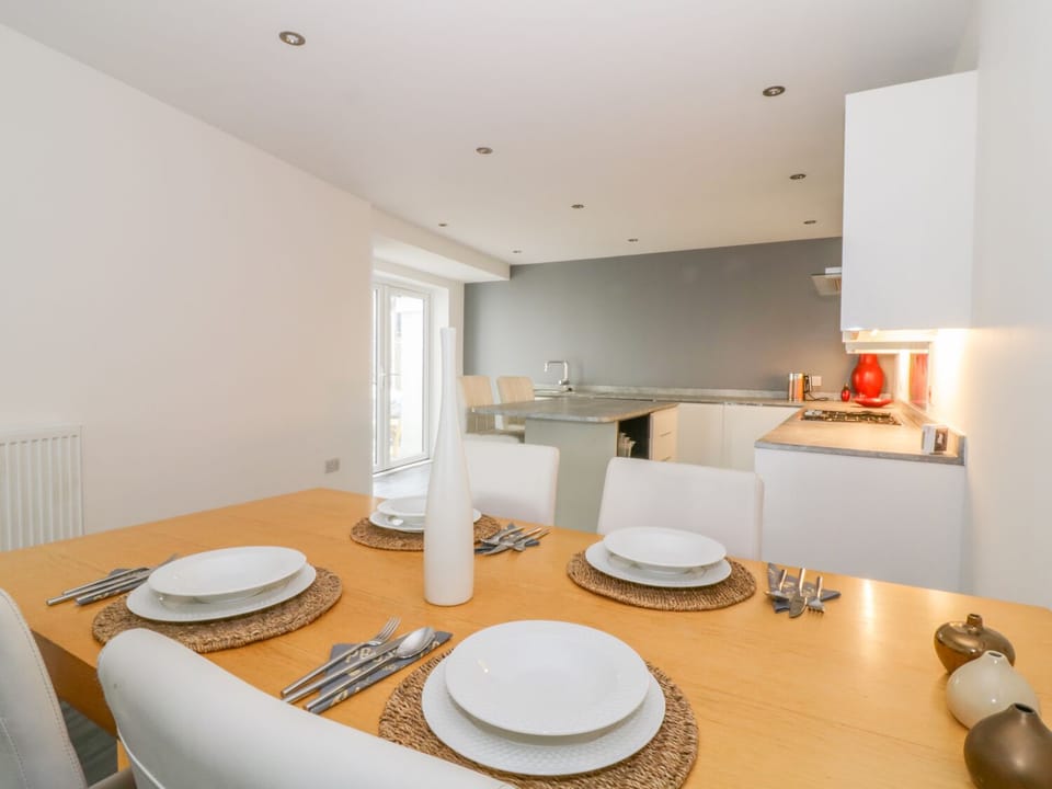 Fridge, stovetop, dishwasher, cookware/dishes/utensils