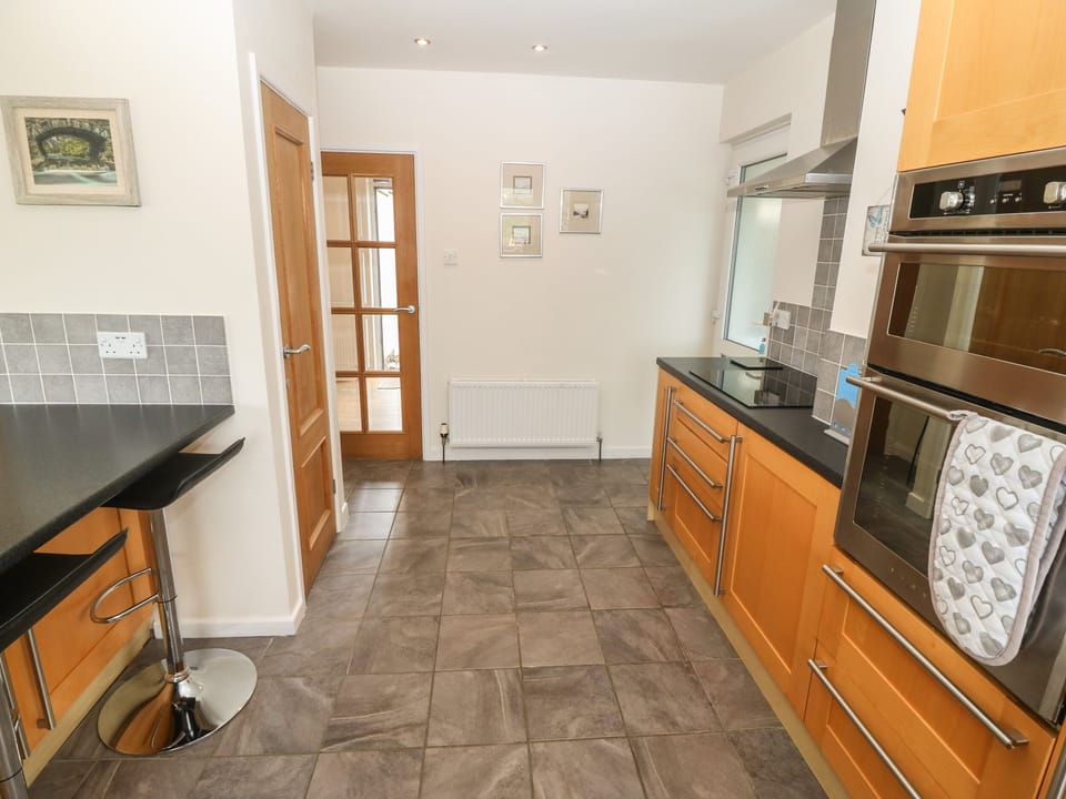 Cottage | Private kitchen | Dishwasher, cookware/dishes/utensils