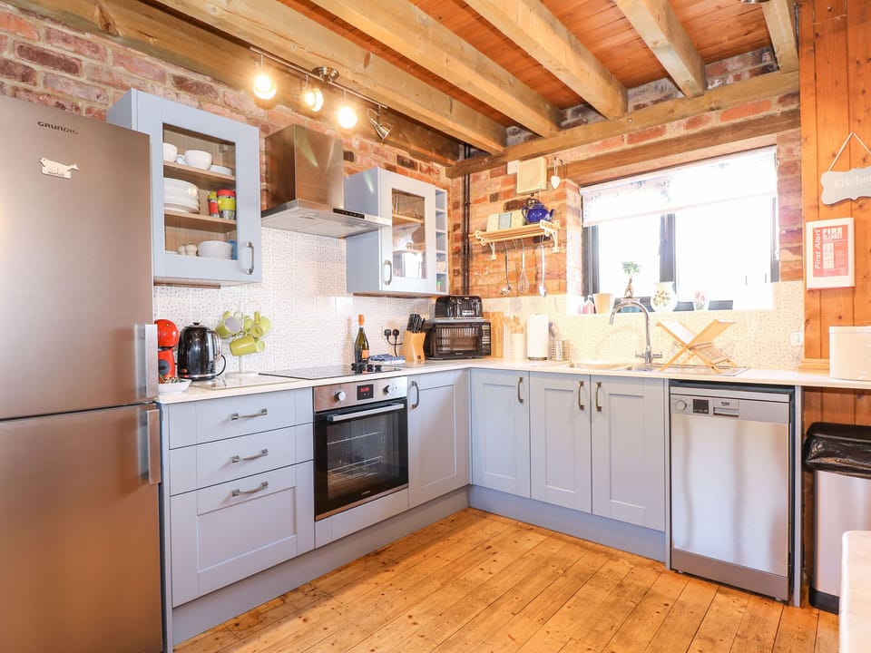 Cottage | Private kitchen | Fridge, microwave, stovetop, electric kettle