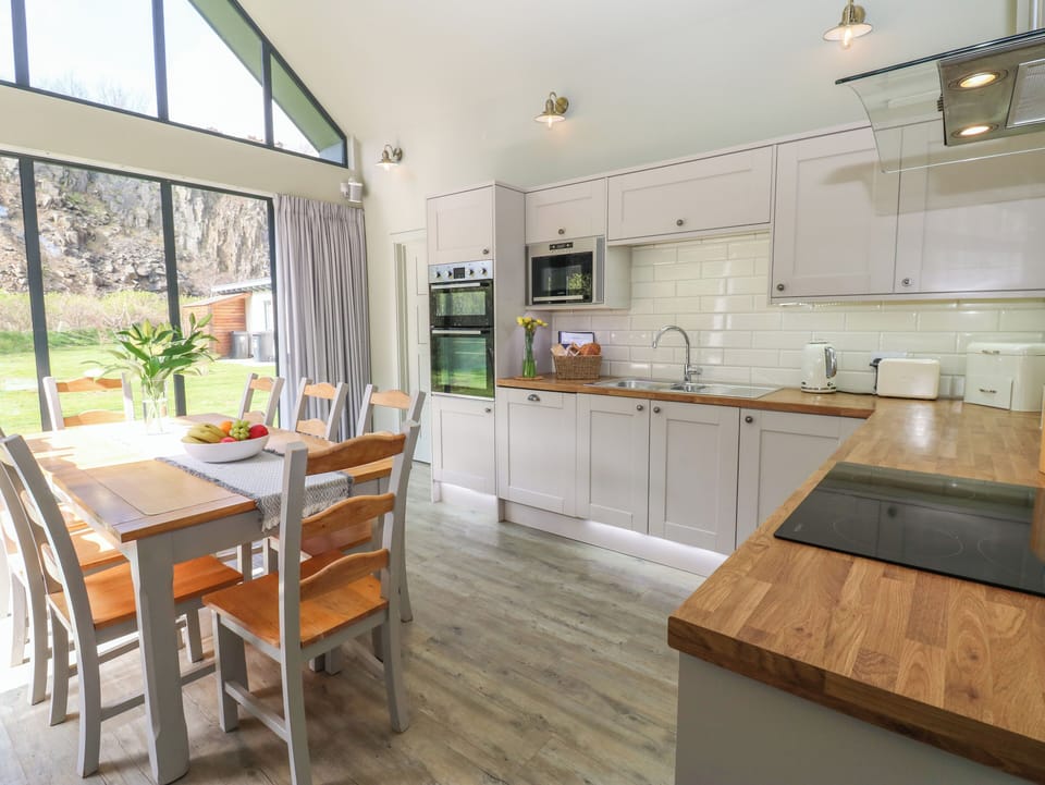 Cottage | Private kitchen | Microwave, stovetop, dishwasher, cookware/dishes/utensils