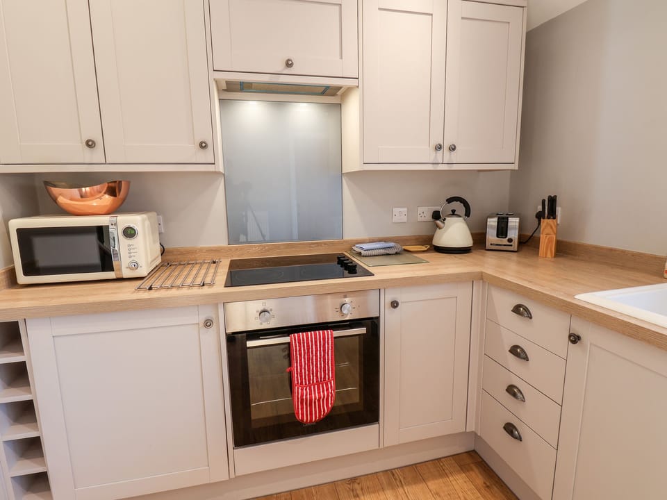 Cottage | Private kitchen | Dishwasher, cookware/dishes/utensils