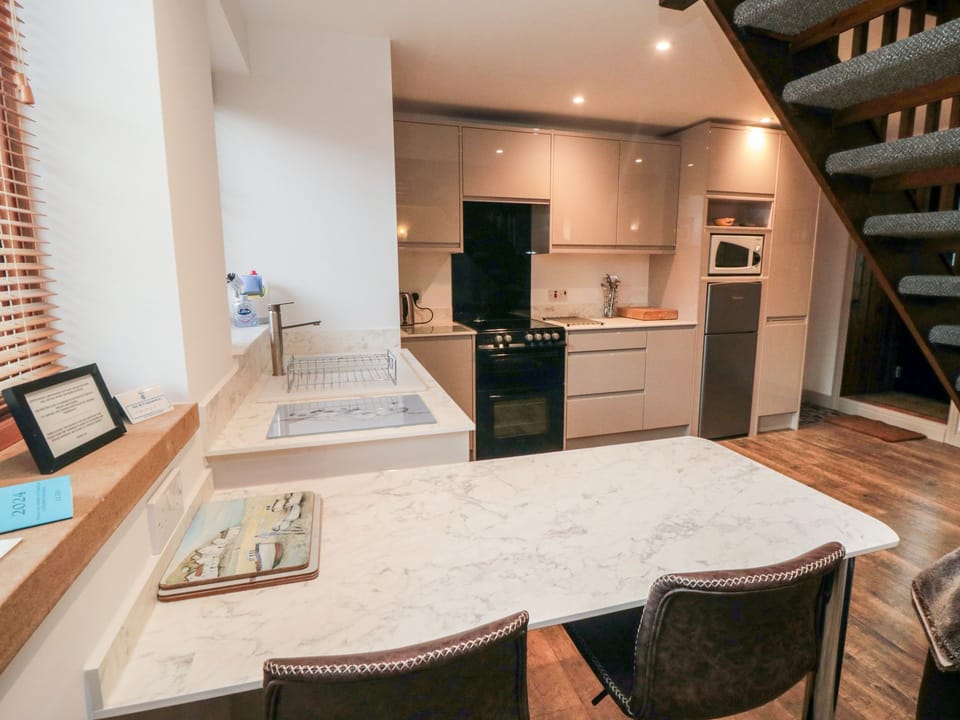 Cottage | Private kitchen | Microwave, stovetop, dishwasher, highchair