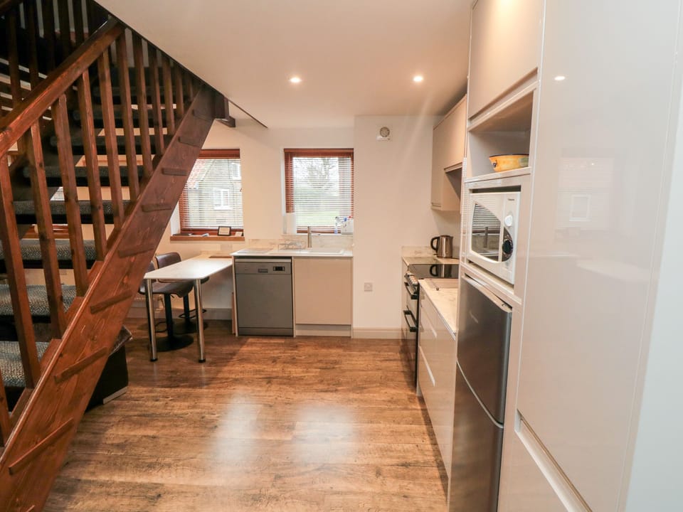 Cottage | Private kitchen | Microwave, stovetop, dishwasher, highchair