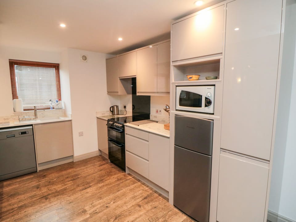 Cottage | Private kitchen | Microwave, stovetop, dishwasher, highchair