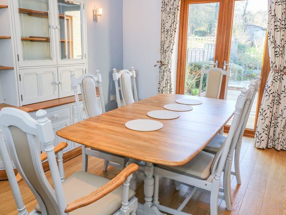 Cottage | Dining