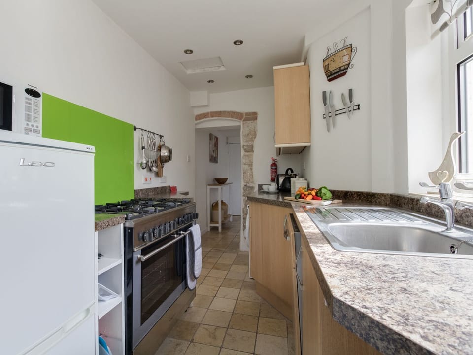 Cottage | Private kitchen | Dishwasher, highchair, cookware/dishes/utensils