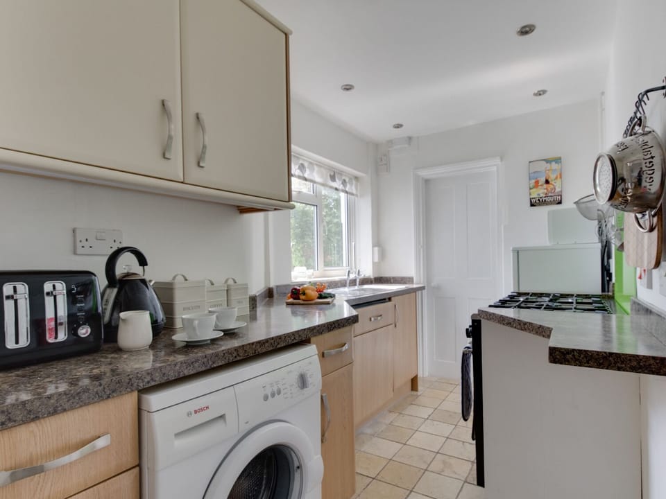 Cottage | Private kitchen | Dishwasher, highchair, cookware/dishes/utensils