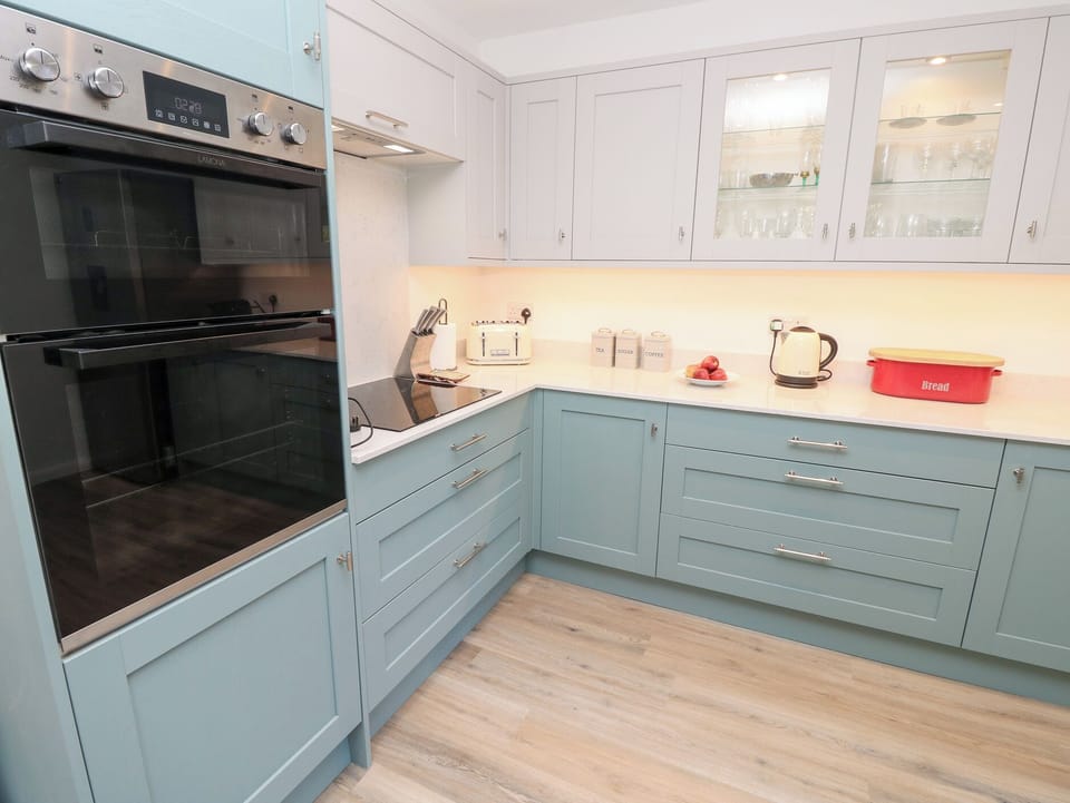 Cottage | Private kitchen | Microwave, stovetop, dishwasher, highchair